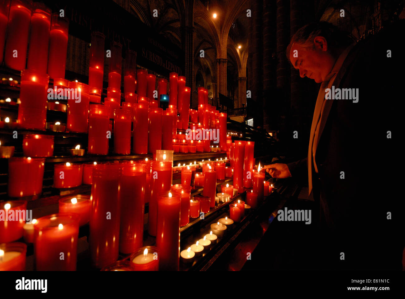 Hunderte von roten Kerzen brennen, Kathedrale von Barcelona, La Seu, Barcelona, Spanien Stockfoto