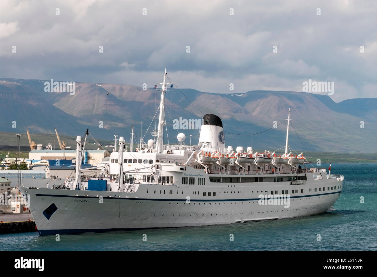 Kreuzfahrtschiff im Hafen von Akureyri, Island Funchal verankert. Stockfoto