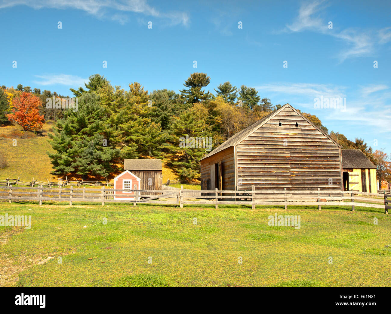 Scheune im Herbst mit Zäunen Stockfoto