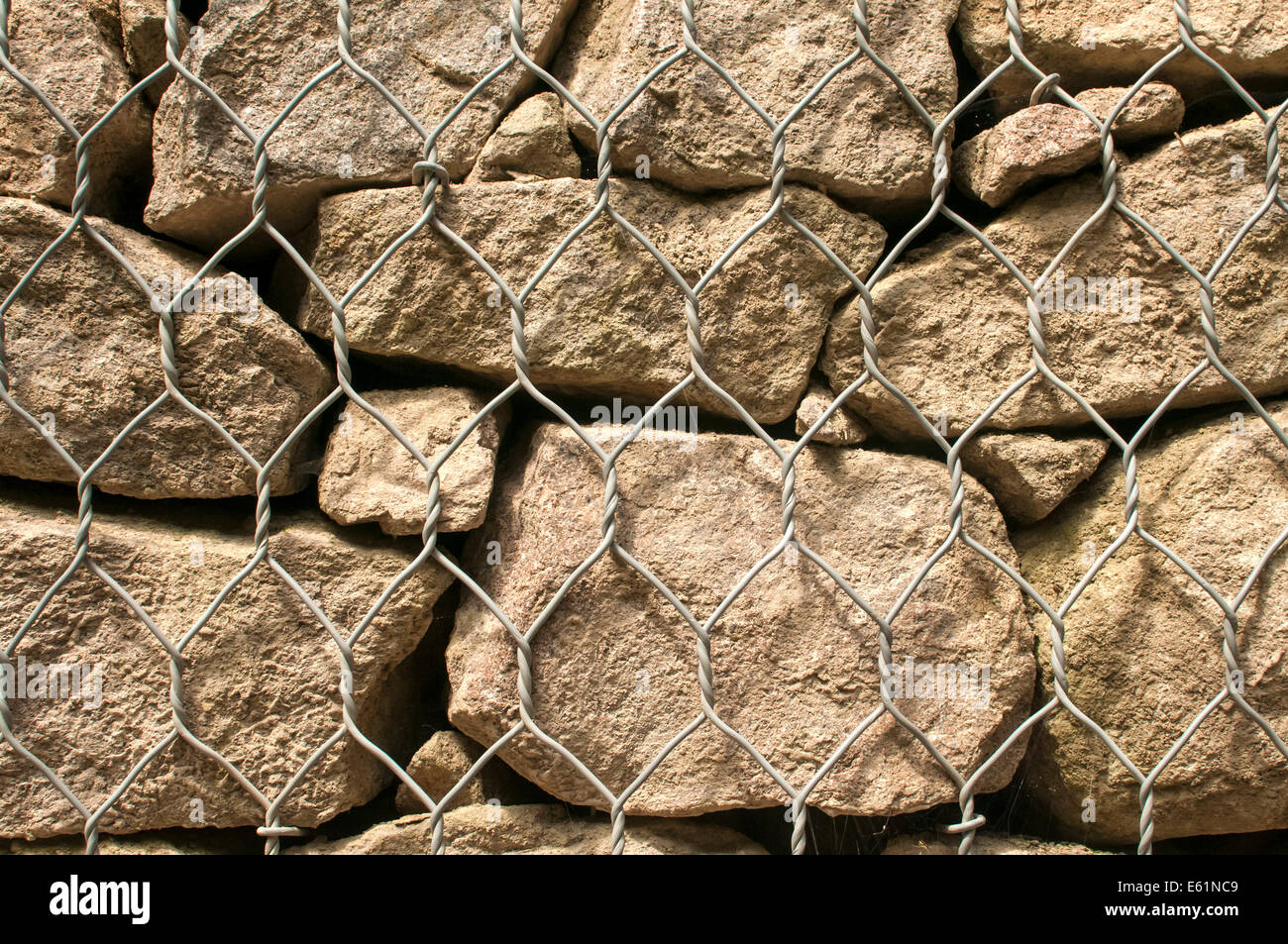 Gabionen-Körbe gefüllt mit Steinen Stockfotografie - Alamy