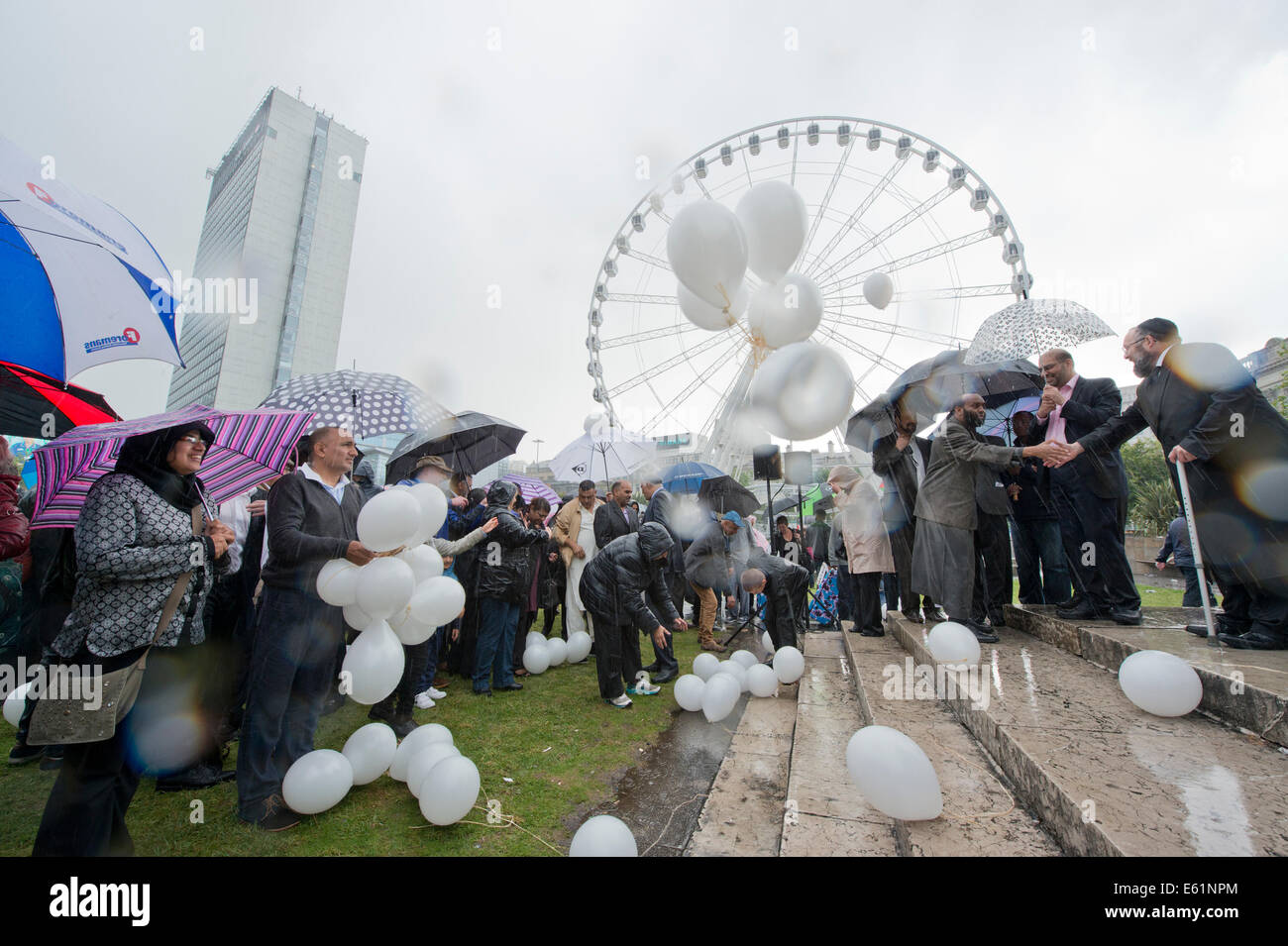 Manchester, UK. 11. August 2014. Eine Ruhe-Mahnwache findet im Piccadilly Gardens in Manchester in Erinnerung an diejenigen, die im Gaza-Konflikt gestorben sind. Organisiert von Stadtrat Bev Craig, sie ist stiess von Dean, Rabbiner und Imam beten für den Frieden – gefolgt von der Freigabe des Ballons Credit: Russell Hart/Alamy Live News. Stockfoto