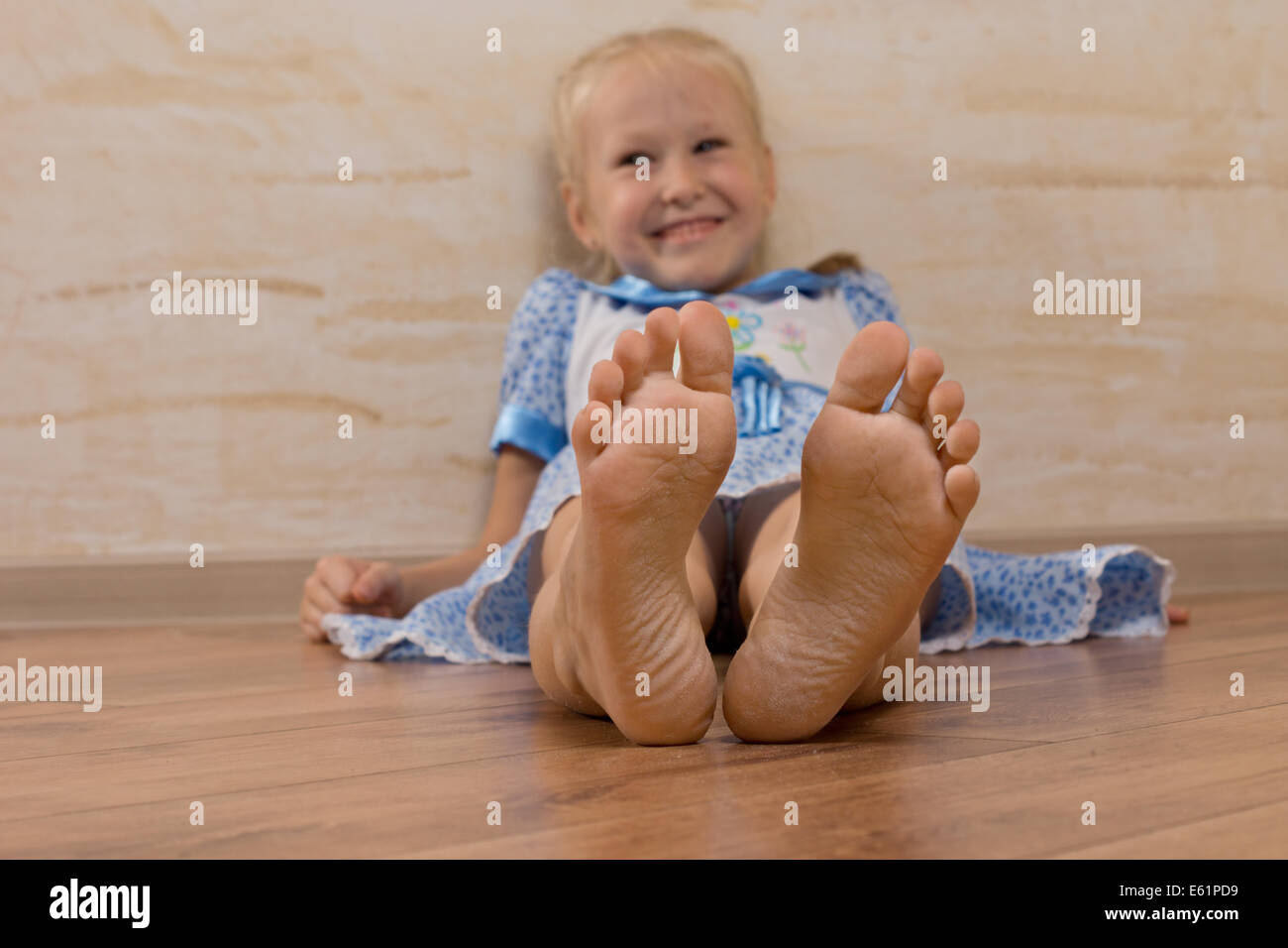 Lächelnd Junges Mädchen Füße Vor Der Kamera Zeigen Isoliert Auf Holz