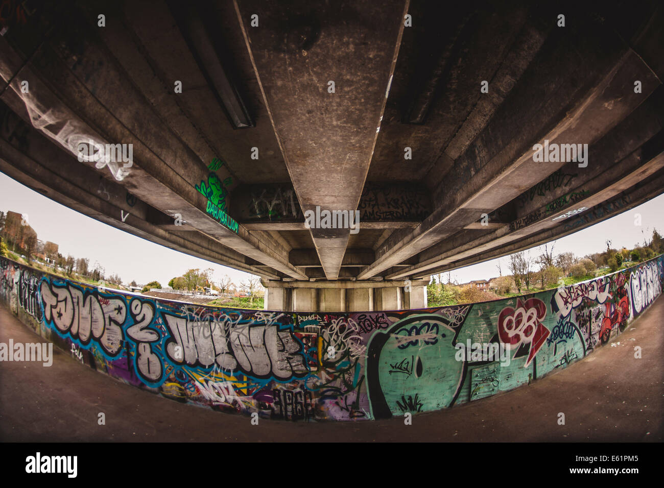 Graffiti-Kunst unter Straßenbrücke. Stockfoto