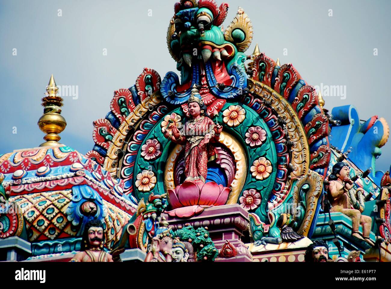 PENANG, MALAYSIA: Bunte Gopuram Dach mit geschnitzten Figuren und Blumen an der Murugan-Hindu-Tempel auf Penang Hügel * Stockfoto