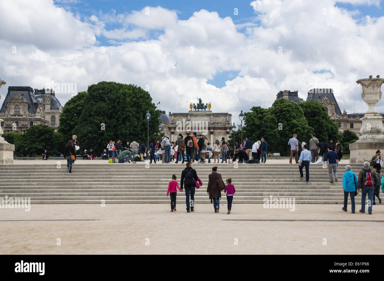 Touristen und Besucher an den Jardin des Tuileries [Jardin des Tuileries] in Paris, Frankreich Stockfoto