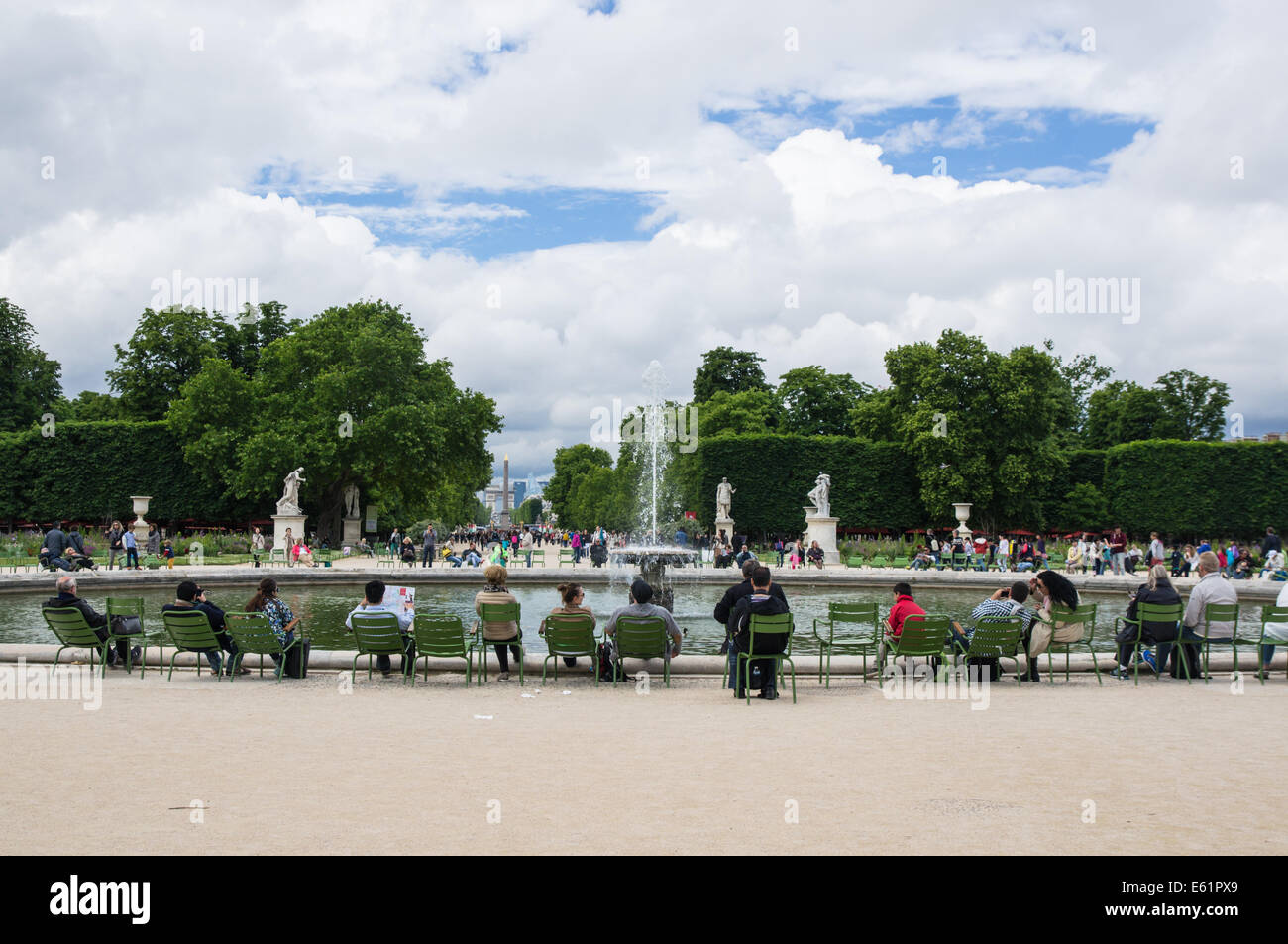 Touristen und Besucher am Grand Bassin rond an den Jardin des ... Touristen und Besucher am Grand Bassin rond an den Jardin des ...