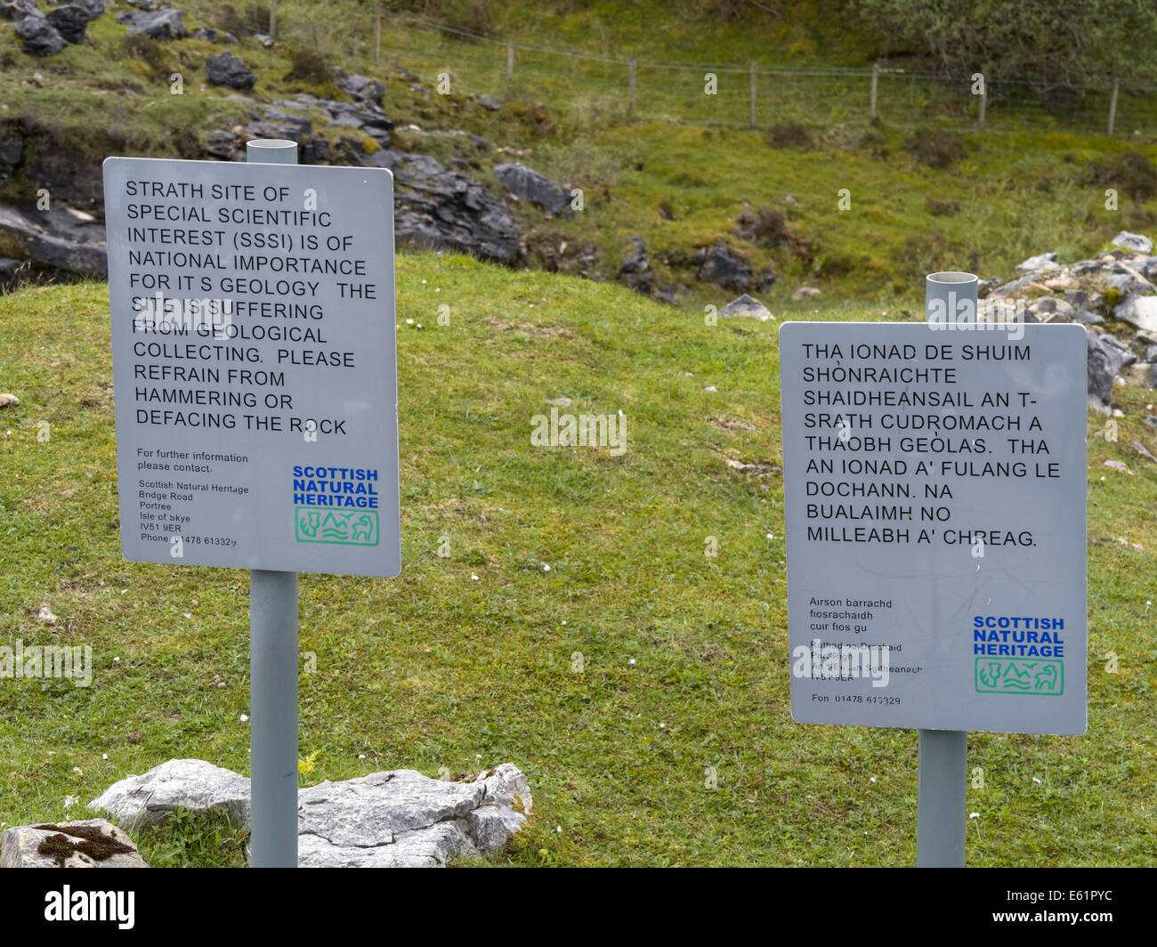 Website des speziellen wissenschaftlichen Interesses SSSI Schilder in Englisch und Gälisch Strath Steinbruch, Suardal, Isle Of Skye, Schottland, Vereinigtes Königreich Stockfoto