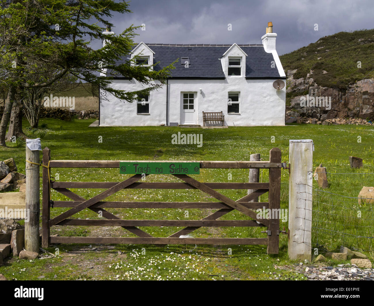 Schönen, traditionellen Stil weiß gewaschen Hütte mit Schieferdach, Tokavaig, Isle Of Skye, Schottland Stockfoto