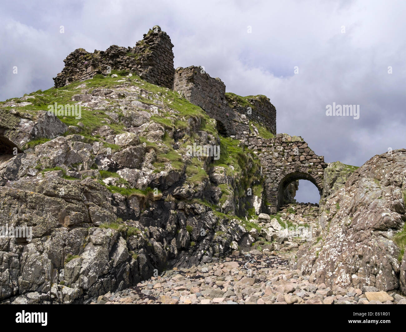 Dunscaith Burgruine, Tokavaig, Isle Of Skye, Schottland, Vereinigtes Königreich. Stockfoto