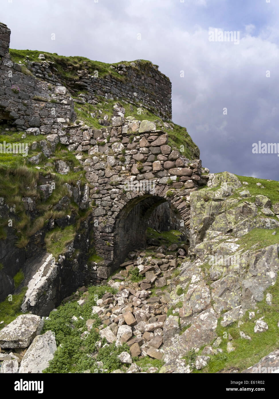 Dunscaith Burgruine, Tokavaig, Isle Of Skye, Schottland, Vereinigtes Königreich. Stockfoto