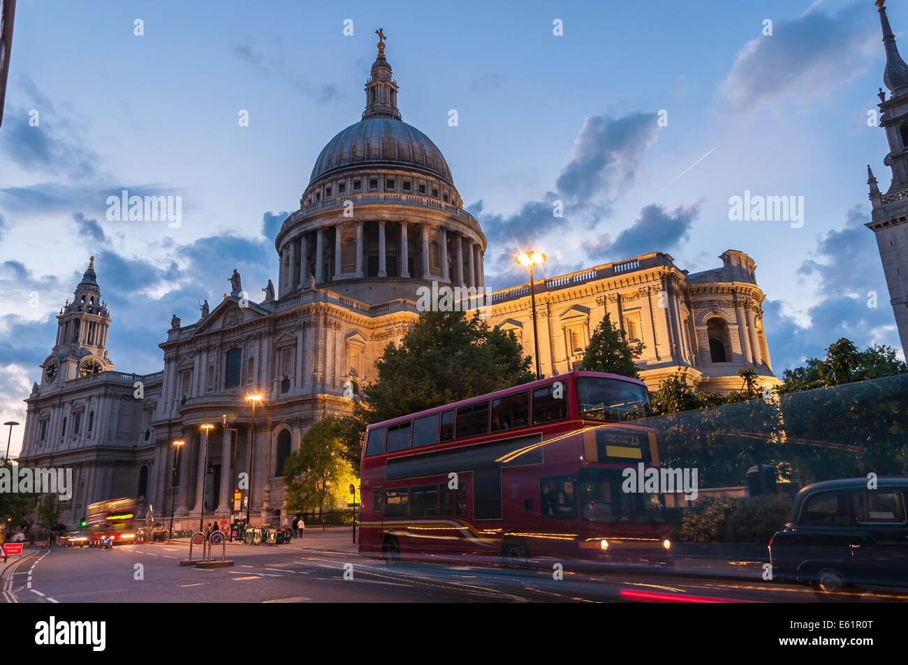 St. Pauls Cathedral in London in der Dämmerung, Vereinigtes Königreich Stockfoto