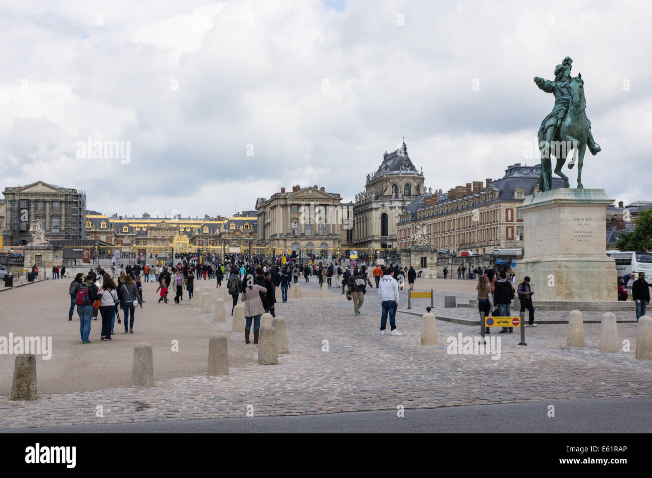 Touristen besuchen das Schloss von Versailles oder Chateau de Versailles in Frankreich Stockfoto
