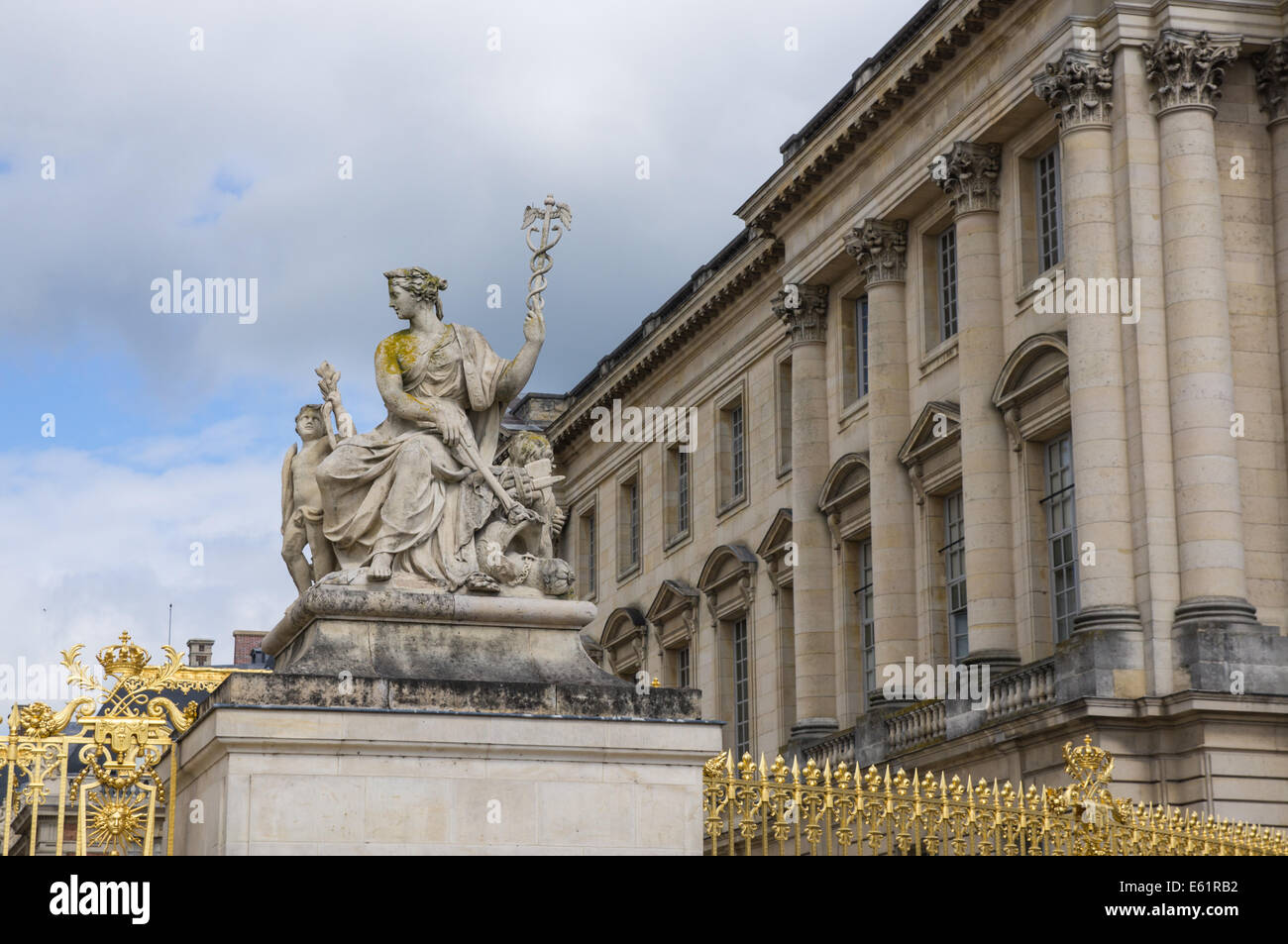 Statue neben dem Goldenen Tor des Palastes von Versailles [Chateau de Versailles] in Frankreich Stockfoto
