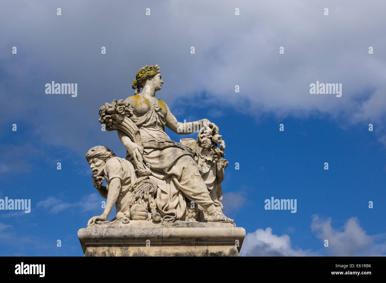 Statue neben dem Goldenen Tor des Palastes von Versailles [Chateau de Versailles] in Frankreich Stockfoto