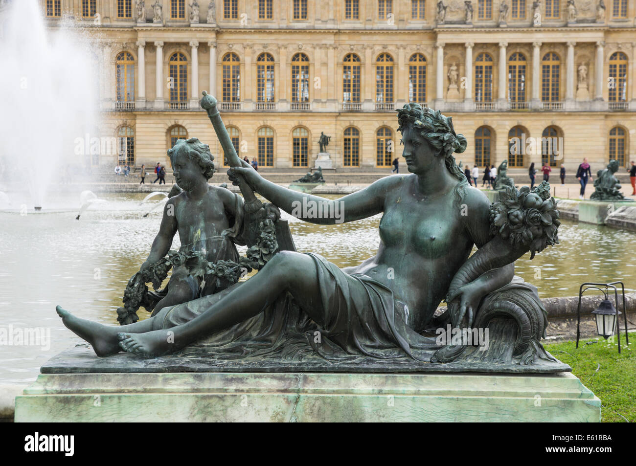Skulpturen und Statuen in den Gärten von Versailles mit dem Schloss von Versailles im Hintergrund, Frankreich Stockfoto