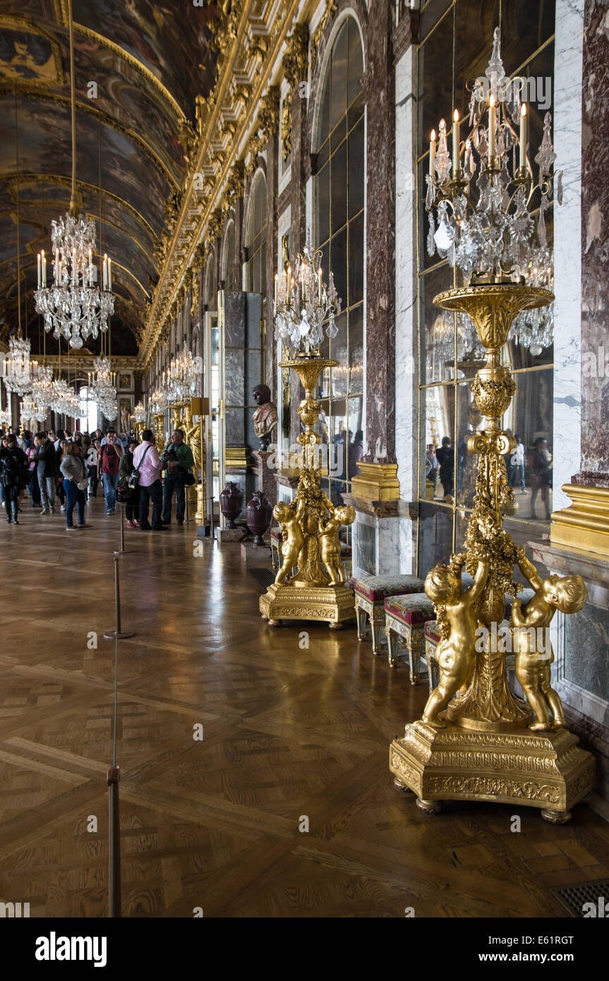 Vergoldete Lampen schmücken den Spiegelsaal des Schlosses von Versailles, Chateau de Versailles, in Frankreich Stockfoto