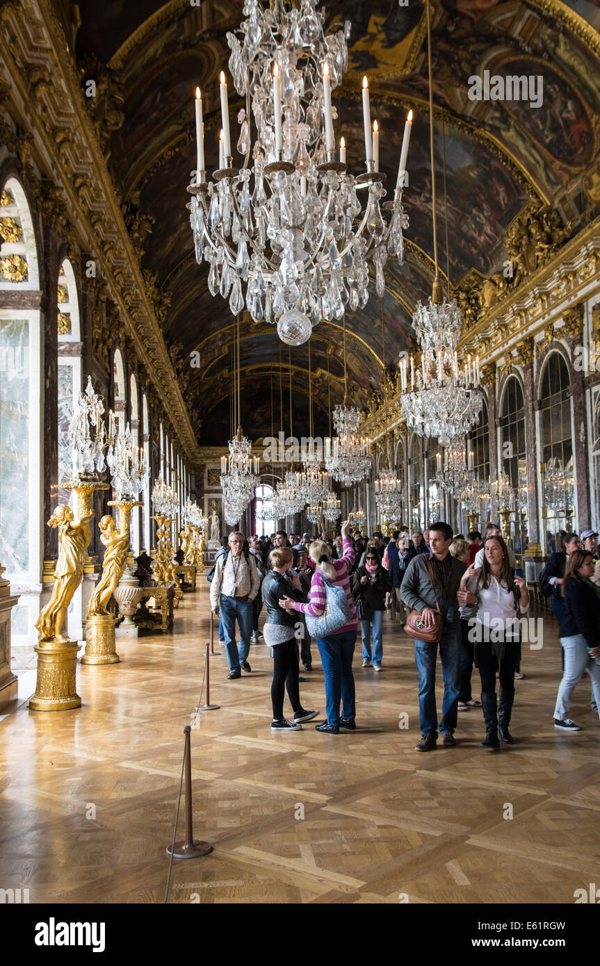 Touristen im Spiegelsaal des Schlosses von Versailles, Chateau de Versailles, in Frankreich Stockfoto