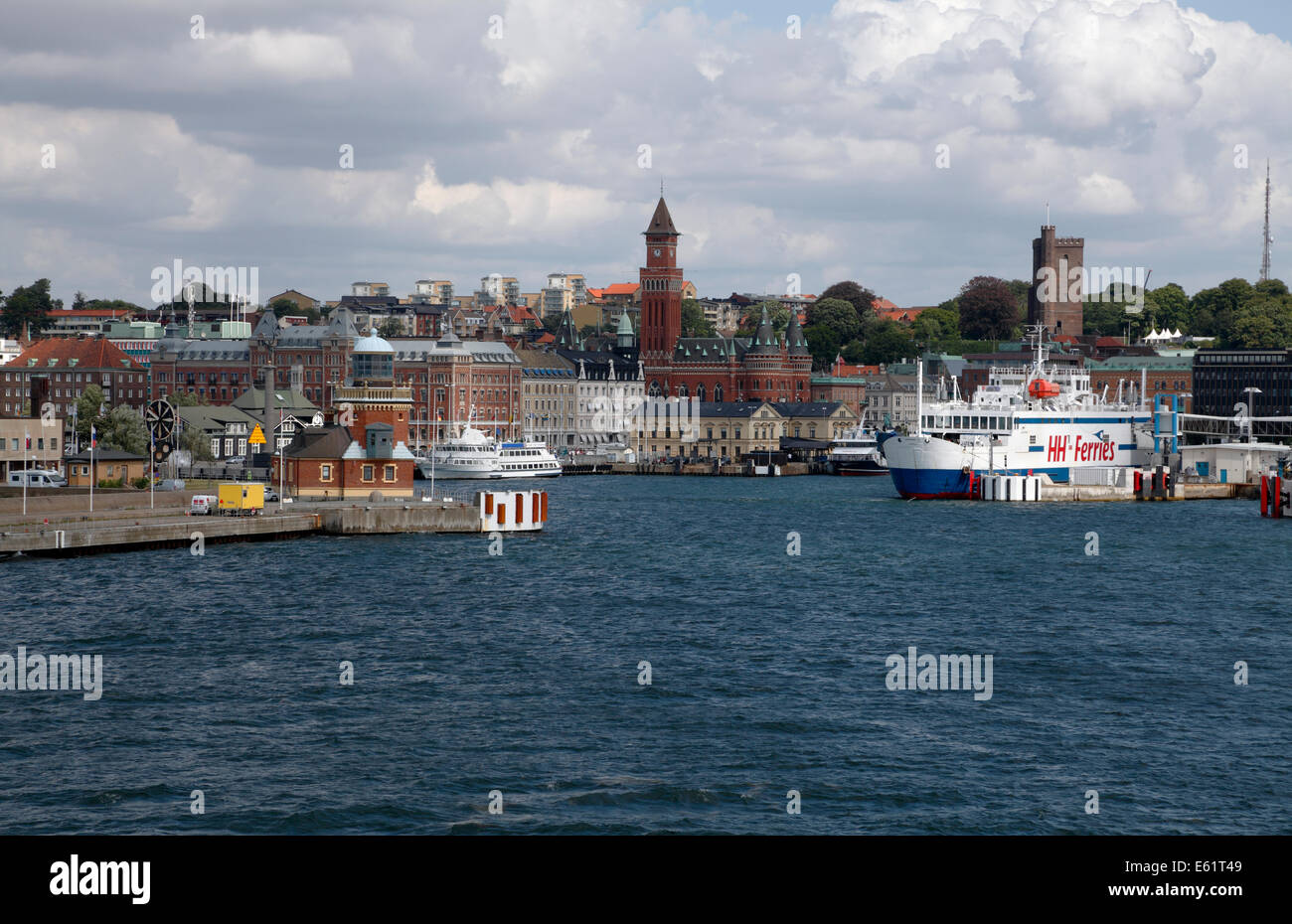 Hafen Sie Eingang zum Helsingborg Hafen und Fähre Liegeplatz. Die alte Lotsenstation mit rotem Backstein und Leuchtturm auf der linken Seite. Stockfoto