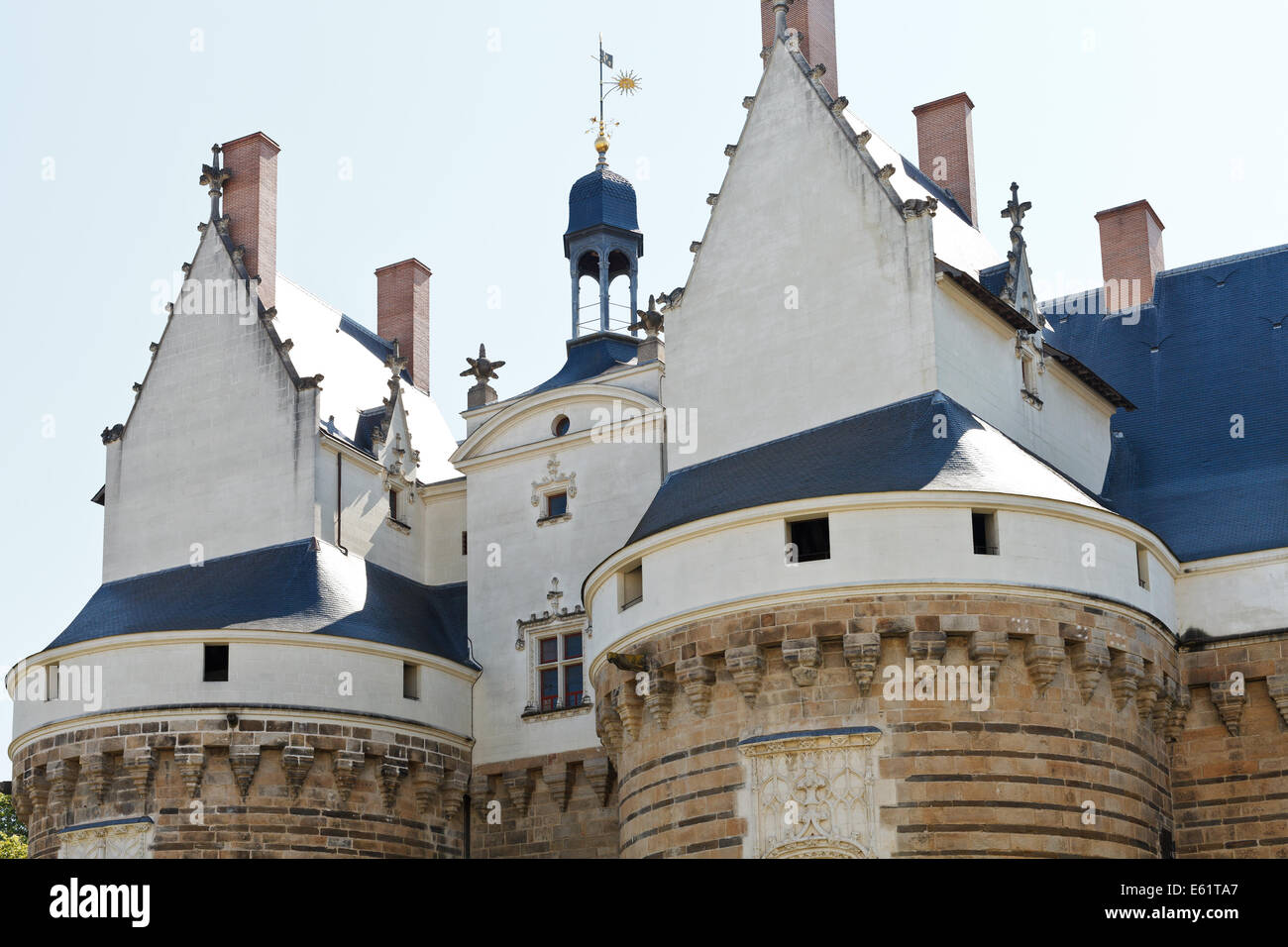 NANTES, Frankreich - 25. Juli 2014: Türme des Schlosses der Herzöge der Bretagne in Nantes, Frankreich. Die Burg diente es als Zentrum Stockfoto