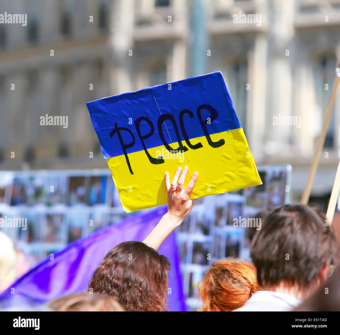 Peace-Zeichen auf die ukrainische Flagge in der Manifestation der Protest gegen den Krieg in der Ukraine Stockfoto