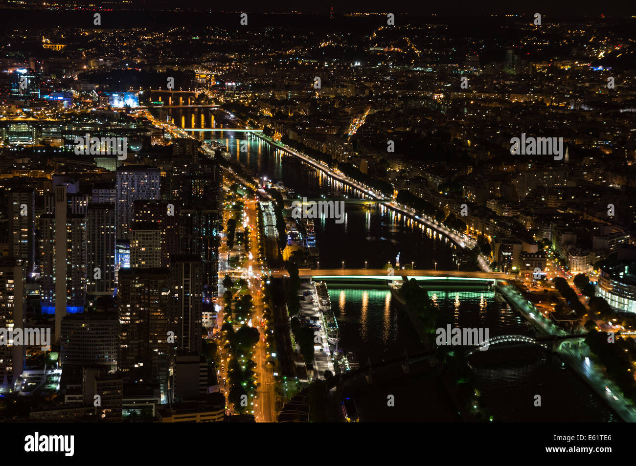 Luftbild von Paris in der Nacht aus der obersten Etage des Eiffelturms, Paris, Frankreich Stockfoto