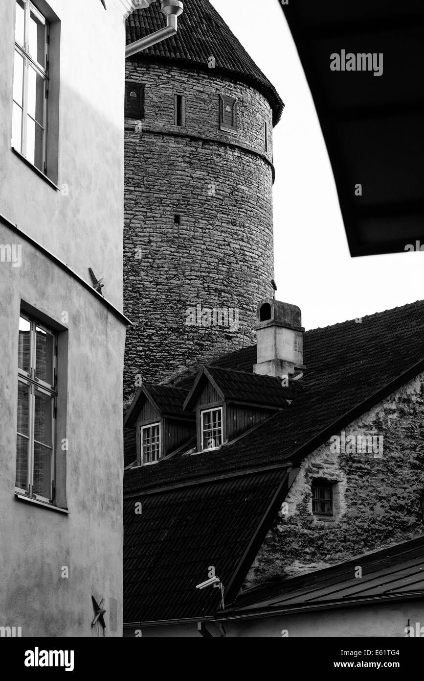 Turm und Haus gebaut in Olt Stadtmauer von Tallinn Stockfoto
