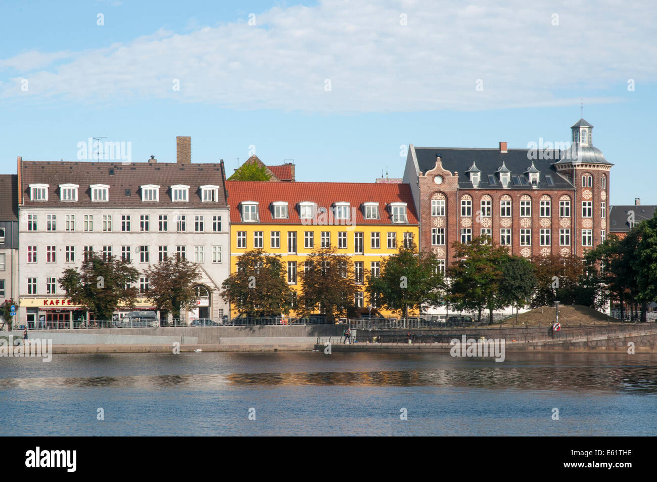 Gebäude mit Blick auf den Kanal See Peblinge So, Copenhagen Stockfoto