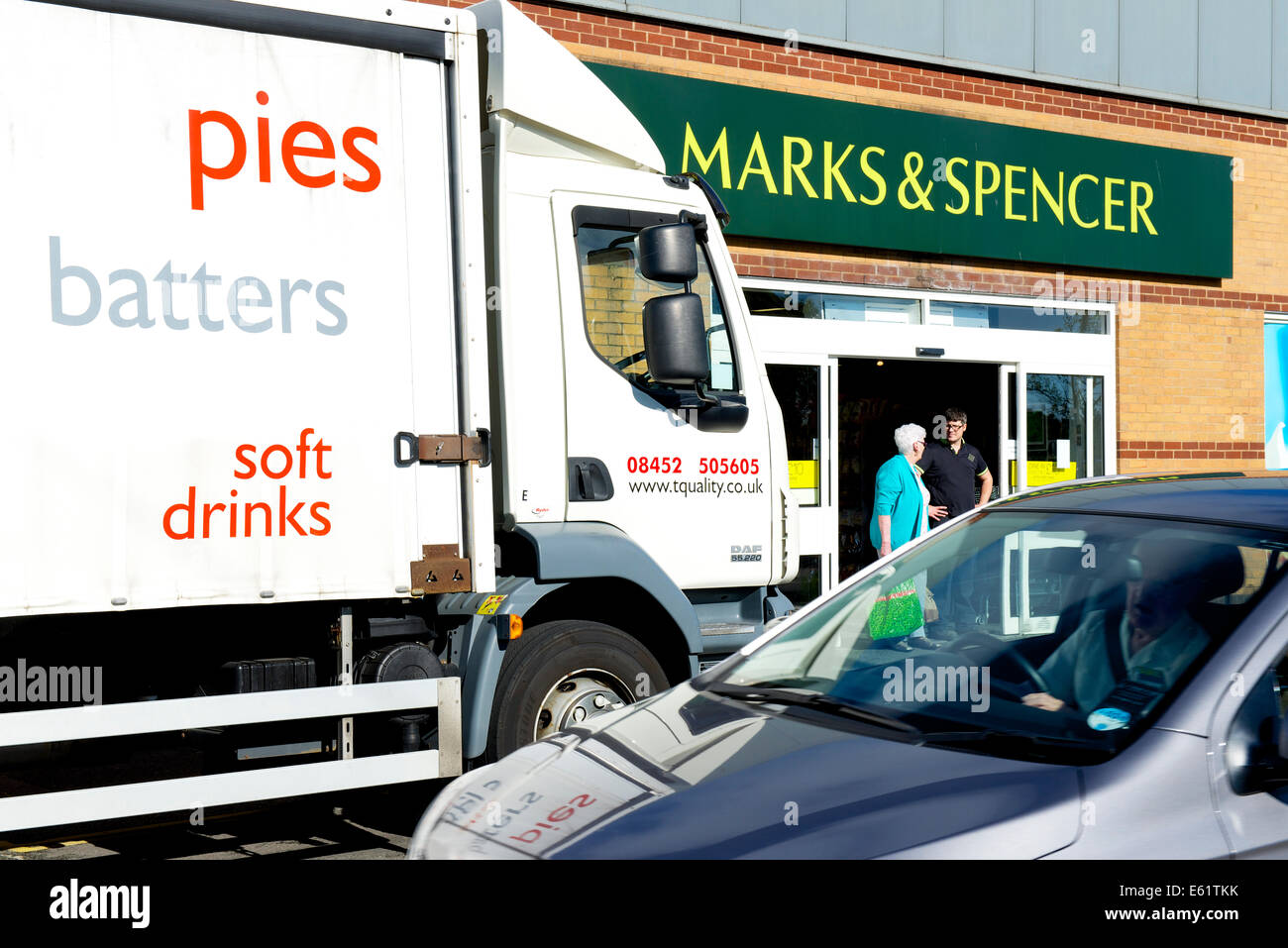 Lieferung an Marks & Spencer speichern, Workington, West Cumbria, England UK Stockfoto