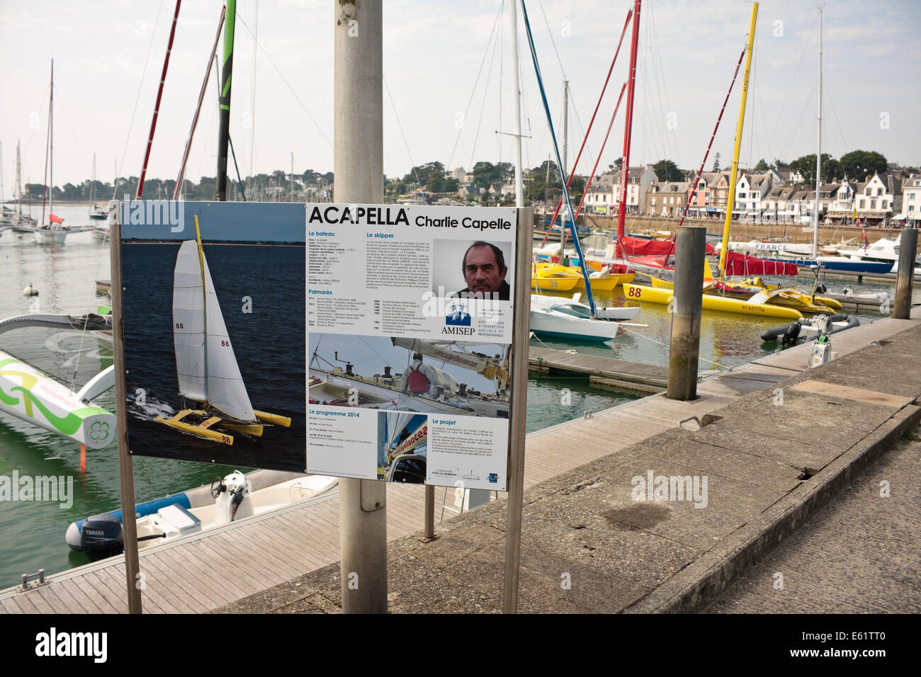 Infotafel über französische skipper Charlie Capelle von dem Trimaran Rennboot "Acapella", La Trinité-Sur-Mer, Frankreich Stockfoto