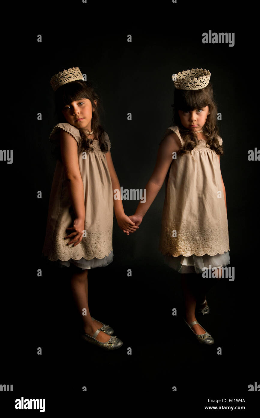 Zwei Mädchen (6-7) in Spitzen Kronen Stockfoto