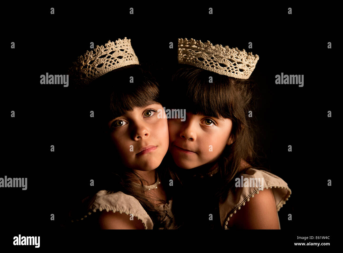 Studioaufnahme von zwei Mädchen (6-7) in Kronen Stockfoto