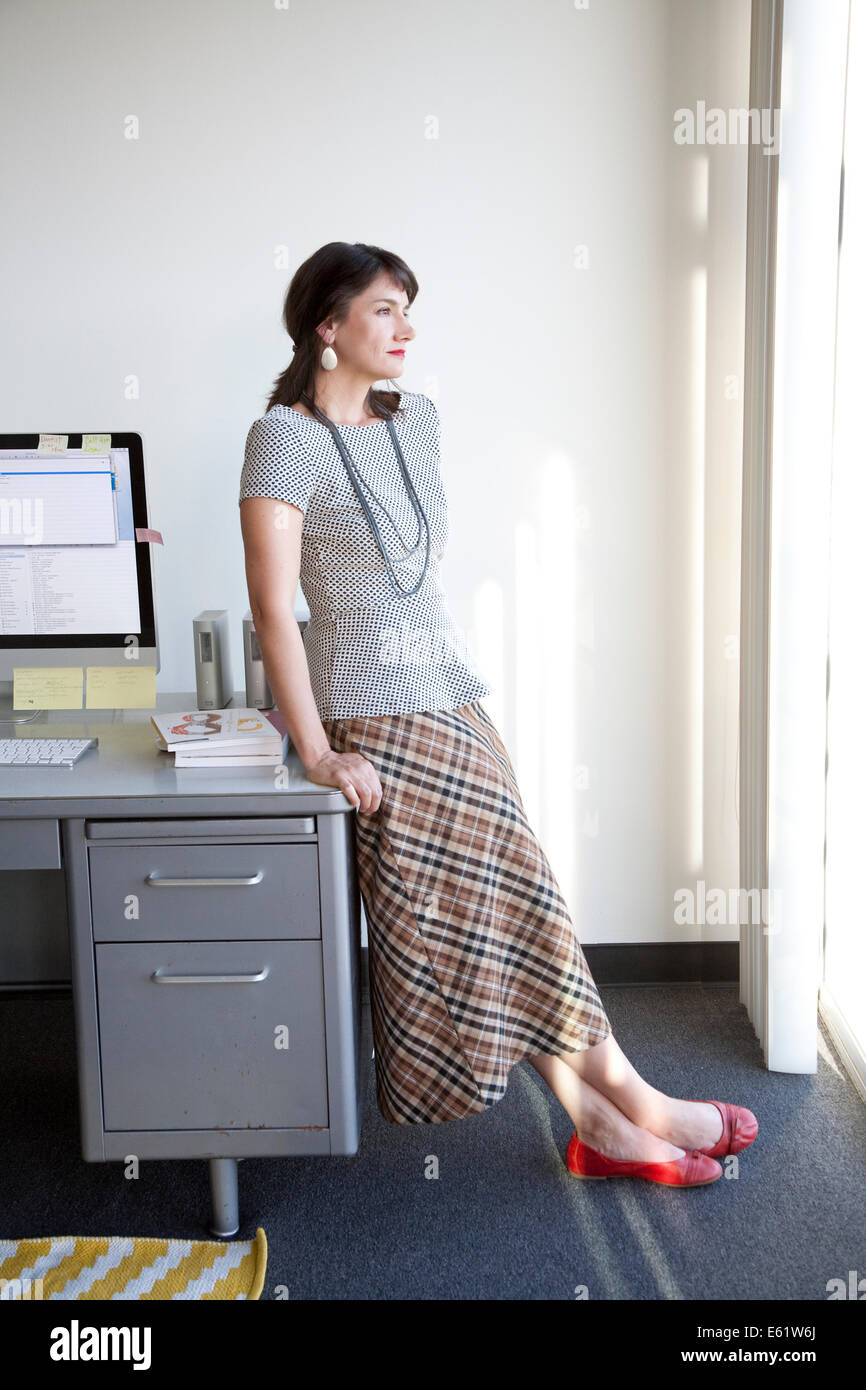 Geschäftsfrau entspannend an ihrem Schreibtisch im Büro Stockfoto