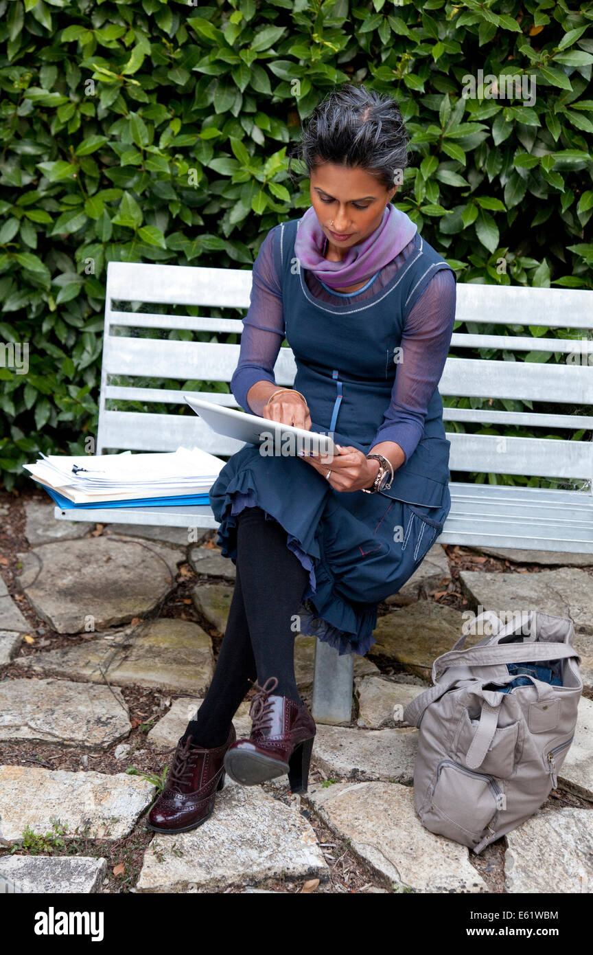 Geschäftsfrau arbeitet an Tablet im freien Stockfoto