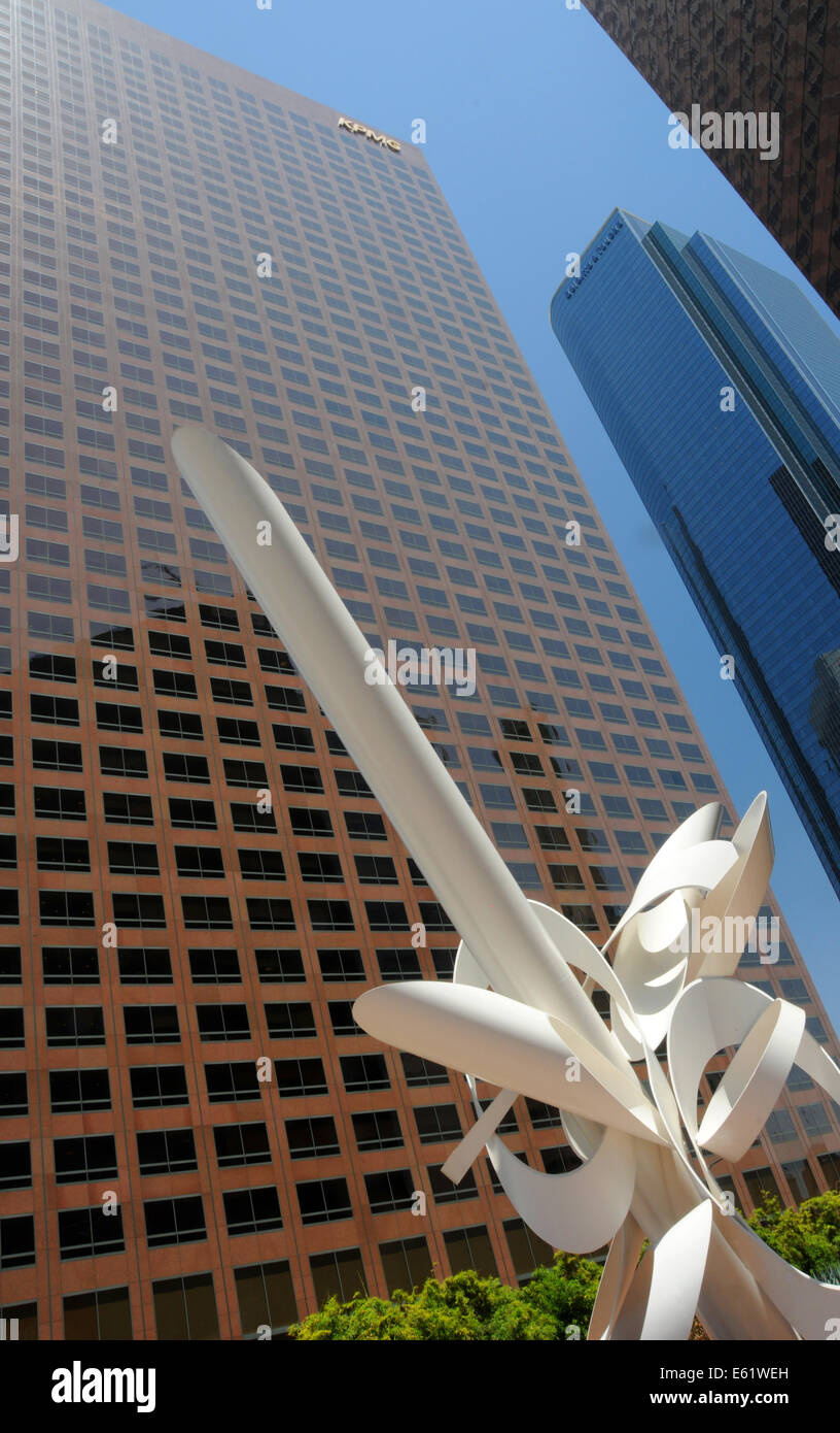 Wurm's – Blick auf Downtown Los Angeles Wolkenkratzer und Skulptur "Ulysses" von Alexander Lieberman, Kalifornien, USA Stockfoto