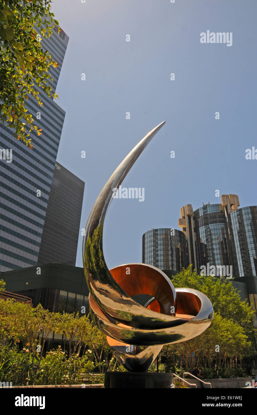 Gidon Graetz Skulptur in Downtown Los Angeles mit Bürogebäuden der Bank of America Stockfoto
