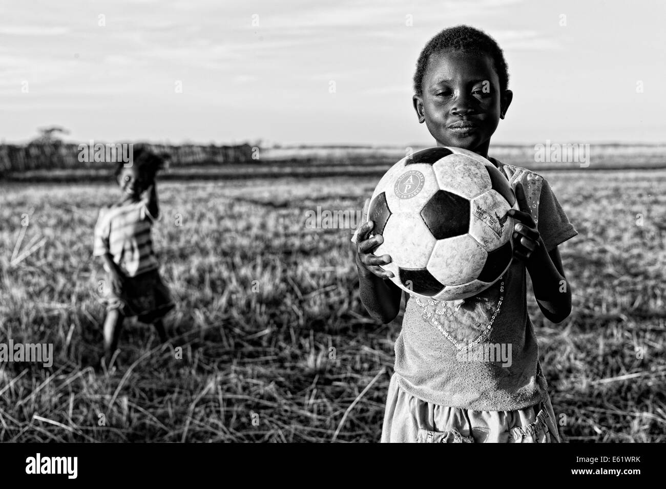 Fußball ist eine beliebte Sportart unter den Einwohnern der Bangweulu Feuchtgebiete in Sambia. Stockfoto