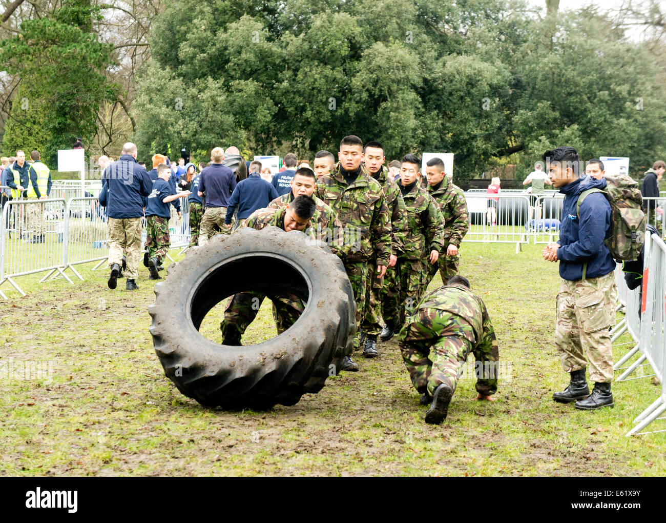 British Military Fitness Training bei der jährlichen St. Davids Tag 5k und 10 k laufen, Cardiff, Südwales, UK Stockfoto