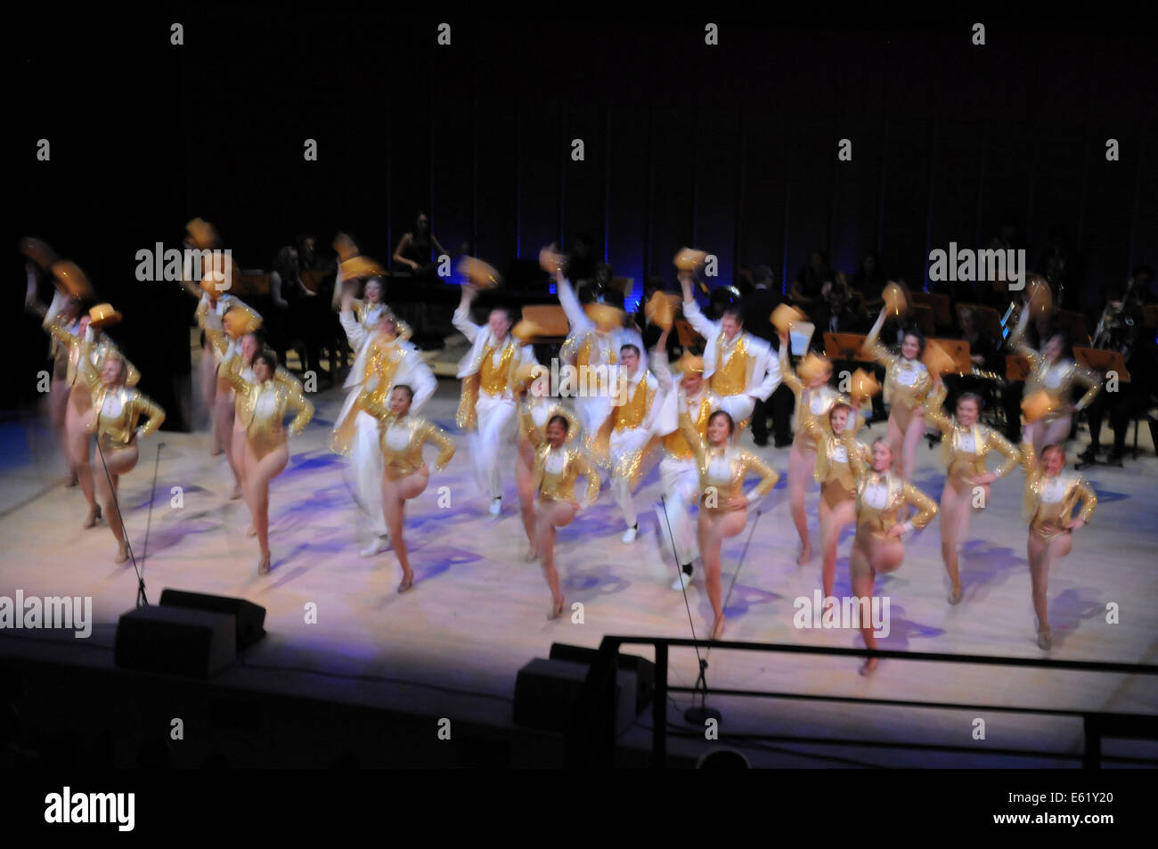 Dana Hills High School Studenten erklingt auf der Bühne in Soka Performing Arts Center Stockfoto