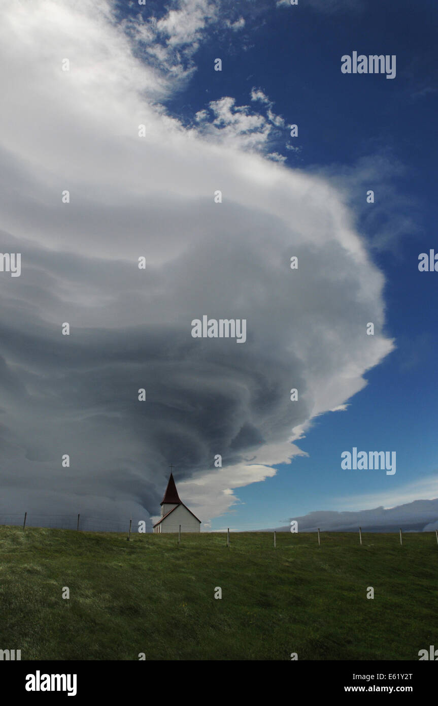 Kirche in Hellnar unter dramatischen Wind peitschte Gewitterwolke unter Snæfellsjoekull Berg auf der Halbinsel Snæfellsnes, Island, Stockfoto