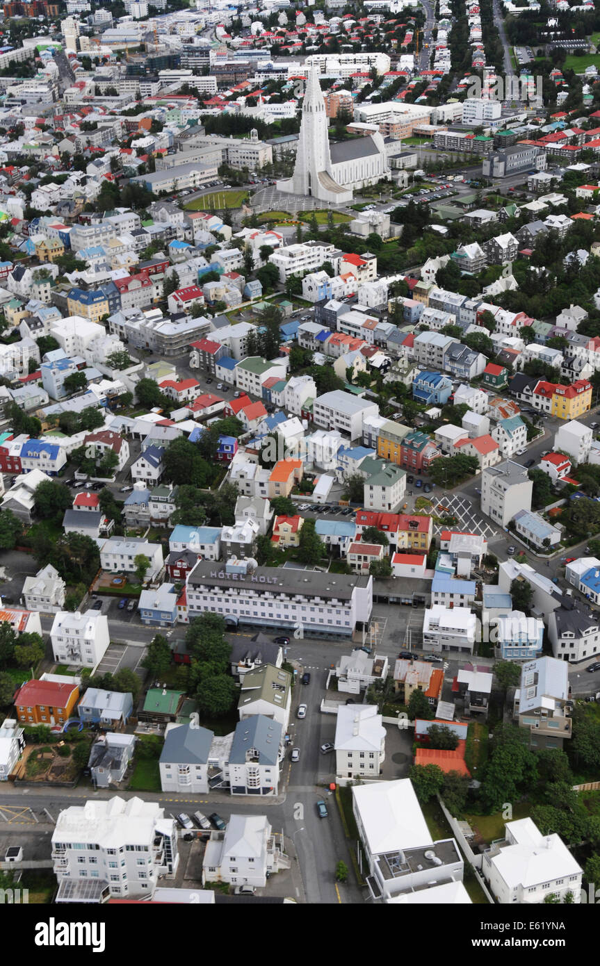 Luftaufnahme der Hallgrimskirkja Kirche im Herzen von Reykjavik, Island Stockfoto