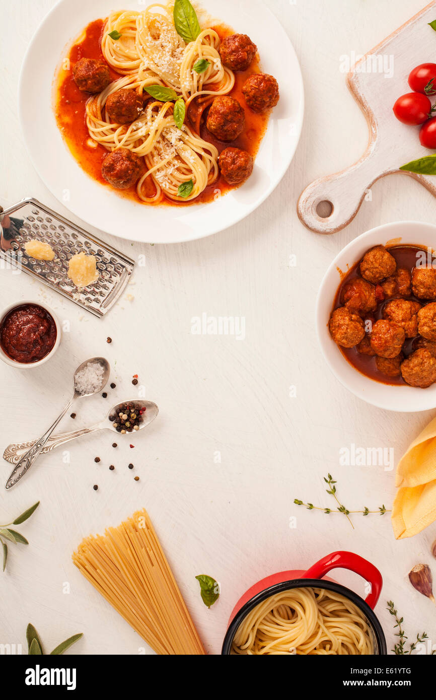 Spaghetti mit Fleischbällchen mit frischem Basilikum und Tomatensauce Stockfoto