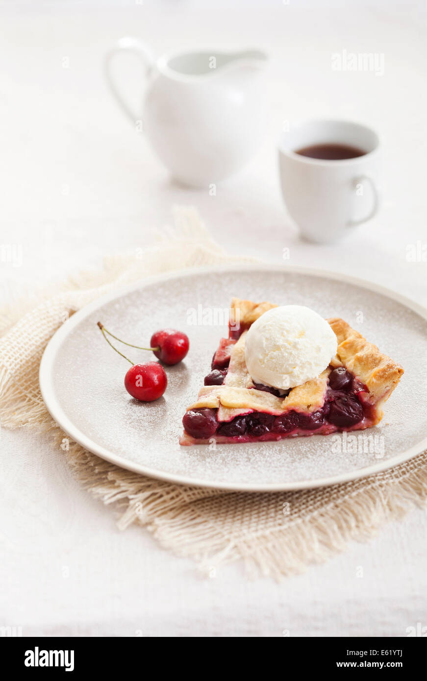 Stück Kirschtorte mit Eis. Stockfoto