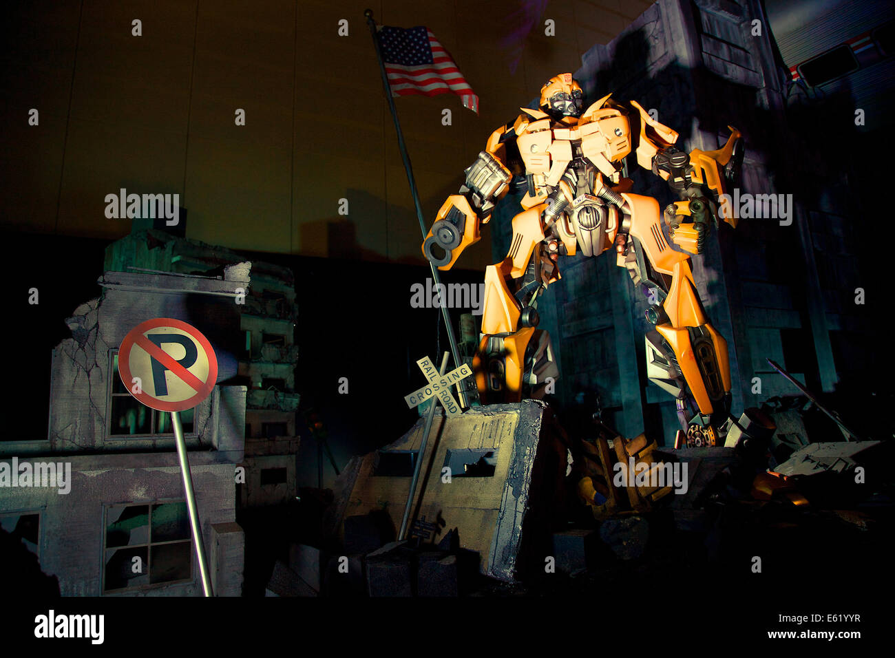 Ein Modell des Bumblebee Transformers Expo in Pacifico Yokohama am 9. August 2014. Urwaldpflanzen Expo bestehen aus sechs Bereiche, wo die Besucher können sehen wie die ersten Spielzeuge der animierten TV-Serie anderes Stadium Modelle und Full-Scale Modell des neuen Films Zeichen Transformatoren: Age of Extinction. Die Expo findet vom 9 August bis 17. © Rodrigo Reyes Marin/AFLO/Alamy Live-Nachrichten Stockfoto