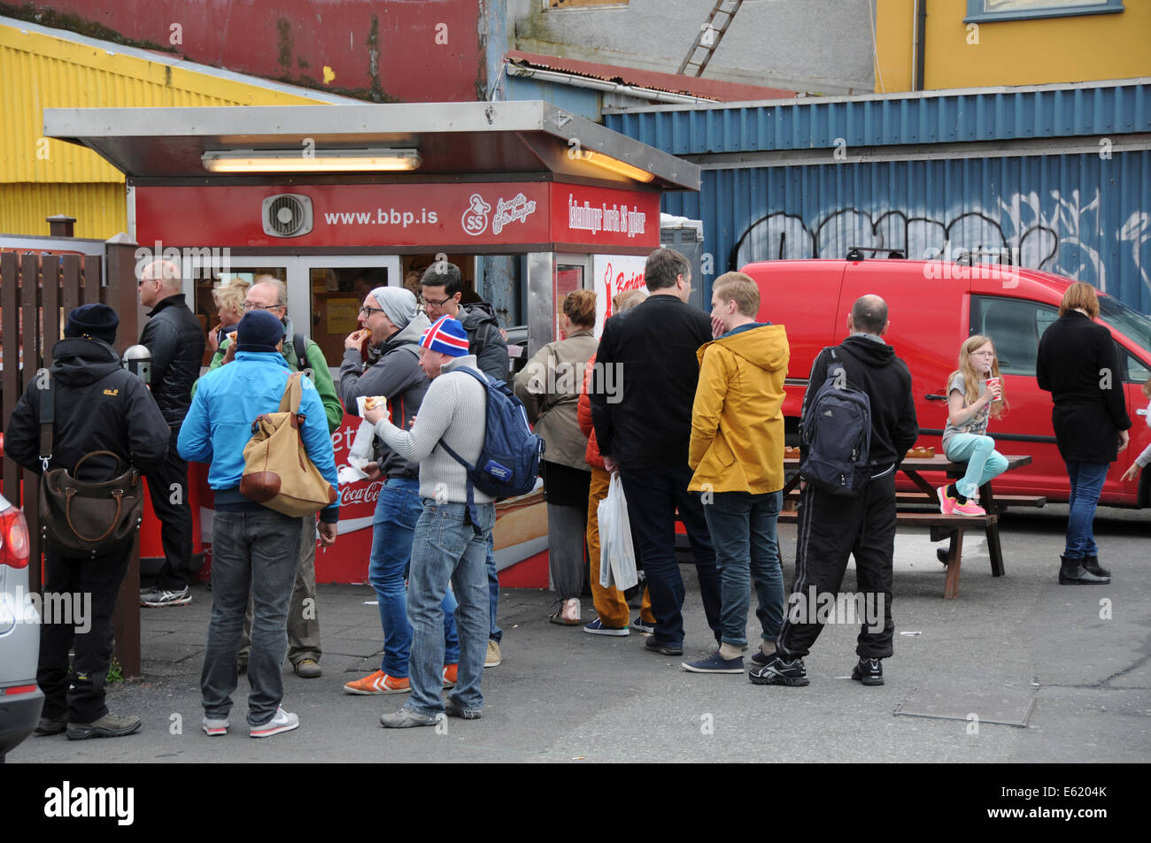 Eine Warteschlange versammelt sich im Zentrum von Reykjavik, alles wartet auf Hot Dogs in berühmten Baejarins Bestu in Island Stockfoto