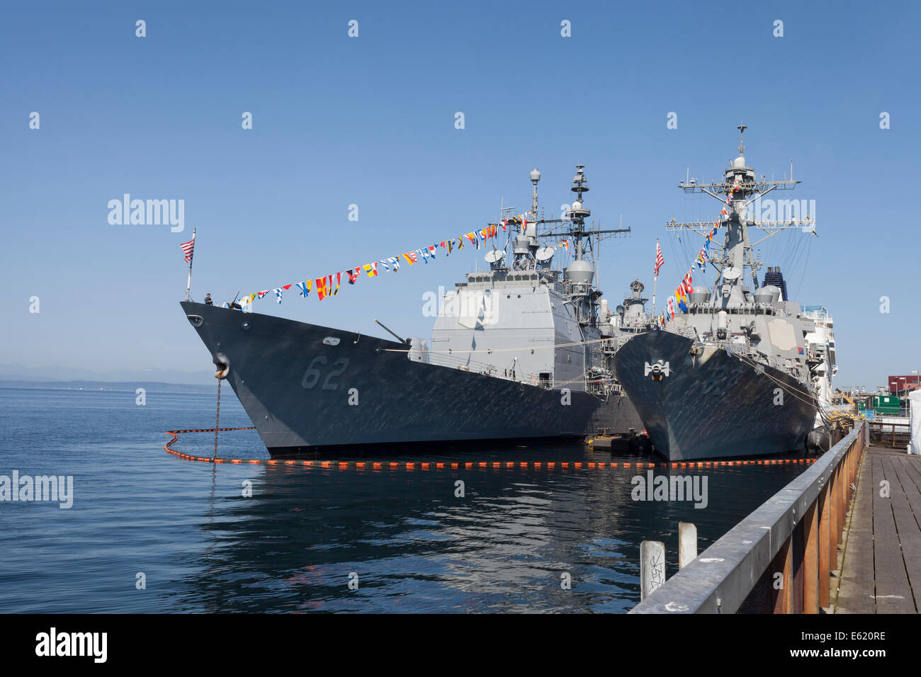 USS Chancellorsville und USS Howard angedockt am Pier 66 während Seafair - Seattle, King County, Washington, USA Stockfoto