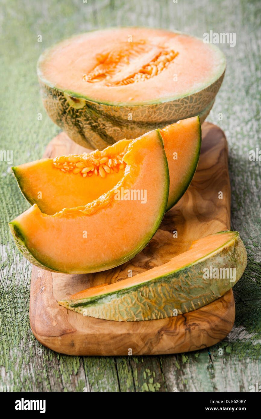 Cantaloupe Melonenscheiben auf Oliven Holz Schneidebrett Stockfoto