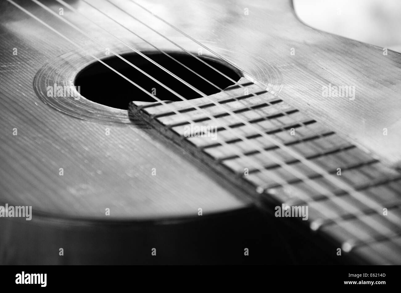 Details zu einer alten spanischen Gitarre in schwarz / weiß Stockfoto