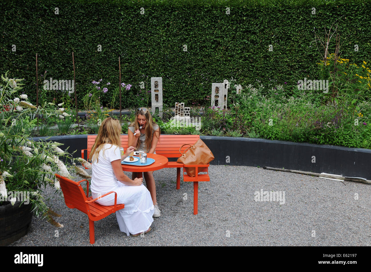 Menschen, die Essen und trinken in ruhigen Einstellungen in Rosendal Gardens in Stockholm Stockfoto