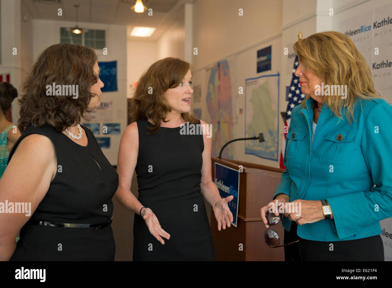 Gartenstadt Süd, New York, USA - 11. August 2014 - L-R, ANDREA MILLER, Präsident des NARAL pro-Wahl-New-York; KATHLEEN RICE, demokratischer Kandidat für den Kongress in New York 4. Kongresswahlbezirk; und JOANN SMITH, Präsident des geplanten Parenhood von Nassau County Action Fund, sprechen nach einer gemeinsamen Pressekonferenz, wo Reis von NARAL und Planned Parenthood der Grafen von Nassau Action Fund, auf der Reis-Kampagne-Außenstelle für den Kongress gebilligt wurde. Reis ist in ihre dritte Amtszeit als Nassau County District Attorney, Long Island. Bildnachweis: Ann E Parry/Alamy Live-Nachrichten Stockfoto