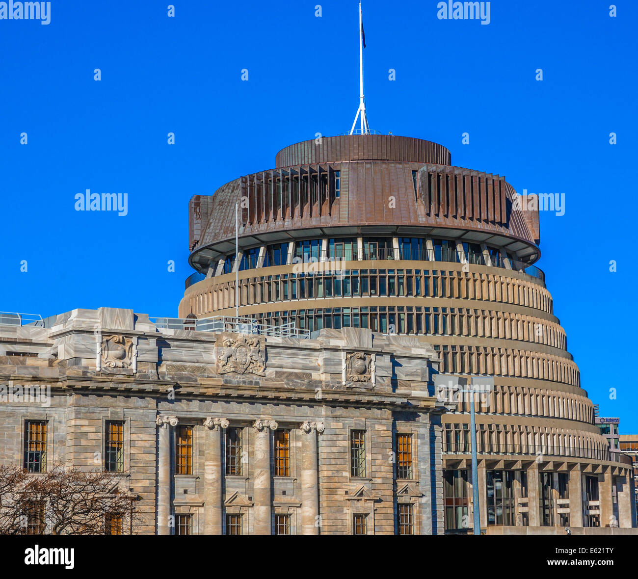 Wellington Parlamentsgebäude Bienenstock und ältere Parlamentsgebäude New Zealand mit Flagge nach Hause Pol der Politik Stockfoto